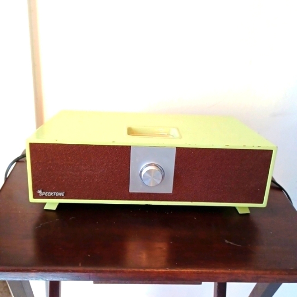 𝅺Specktone Retro iPod Docking Station - Picture 5 of 12